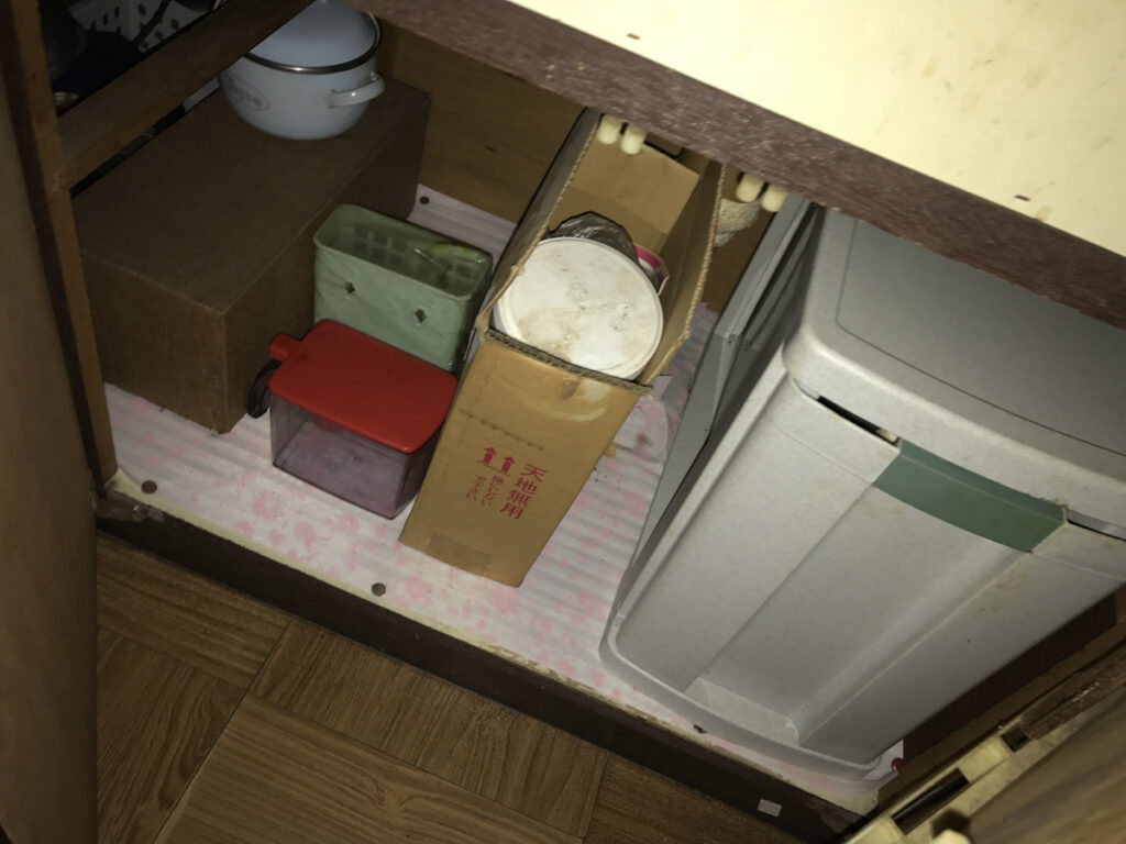 足立区西新井の引越し不用品回収｜収納下の段ボールと生活用品の片付け前