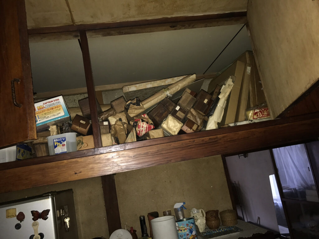 足立区東綾瀬の遺品整理|押入れ上段に保管された紙袋・箱物の片付け前