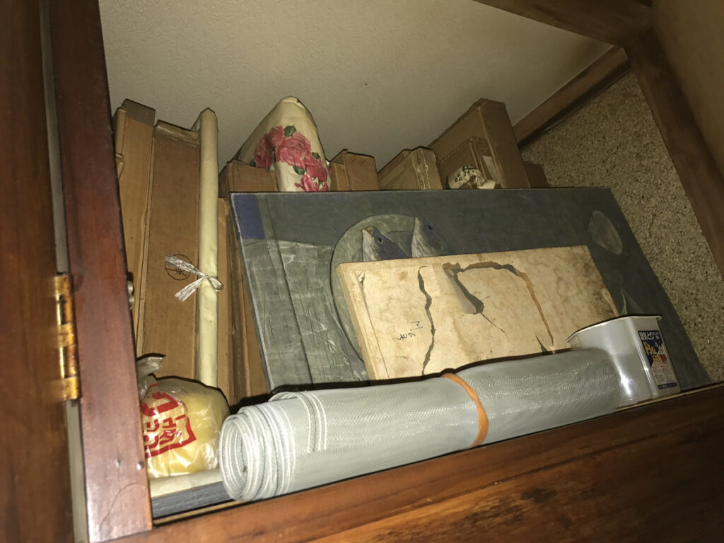 足立区東綾瀬の遺品整理|額縁・絵画・巻物類が混在する押入れ内の片付け前