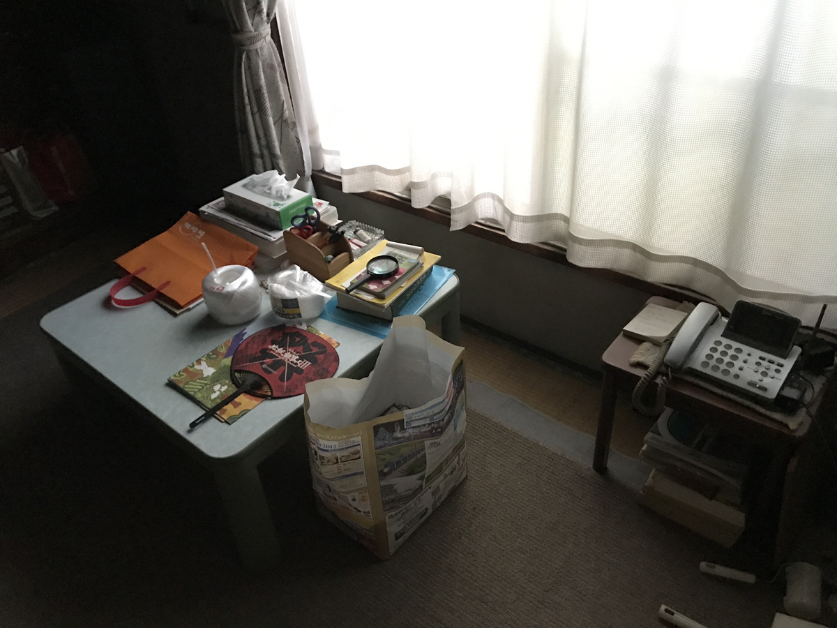 足立区東綾瀬｜遺品整理に伴う不用品回収事例（押入れ上段・額縁/絵画