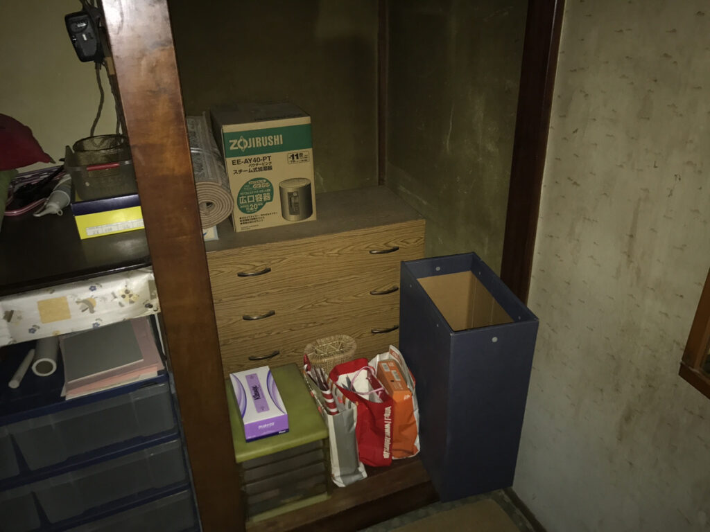 足立区梅島の遺品整理｜押入れ収納スペースの保管品と小物の片付け前