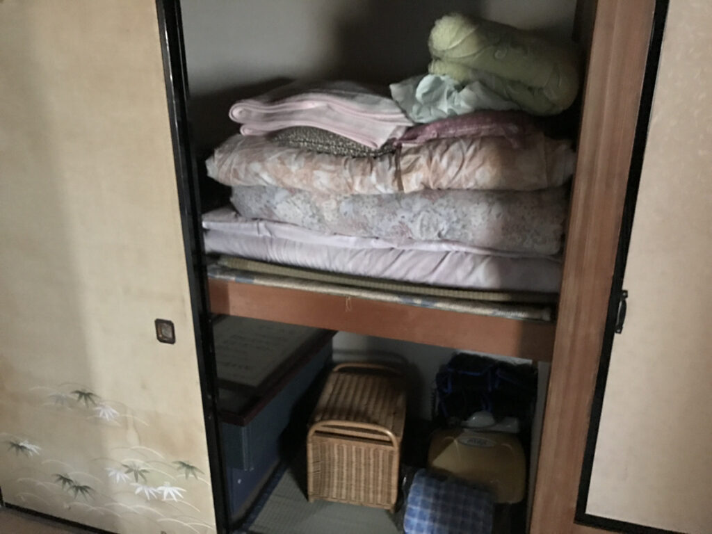 足立区梅島の遺品整理｜押入れに保管された布団・毛布など寝具の片付け前