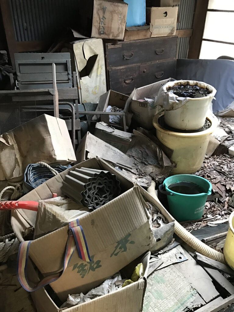 足立区江北の物置片付け｜バケツや雑多品が散乱する物置内の回収前