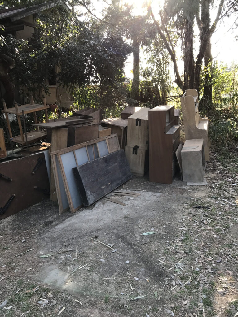 足立区江北の庭片付け｜屋外にまとめられた家具・建具類の回収前